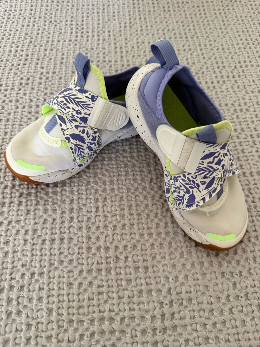 Nike flex Advance Kids Sneakers mushroom White, Lavender & Neon Green size 13C